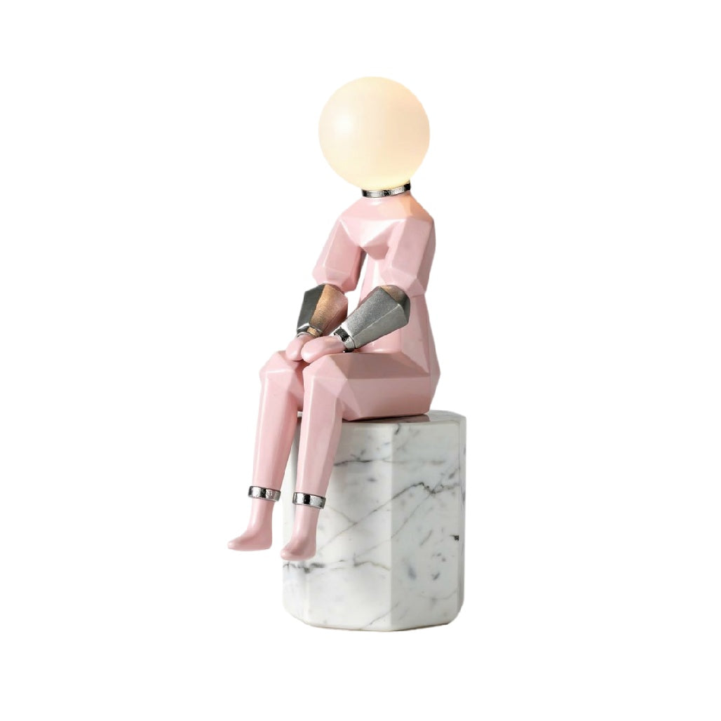 Moderne lamp in de vorm van een zittende figuur met marmeren basis